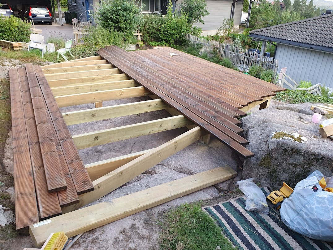 Indbygget pergola med amfiteaterterrasse
